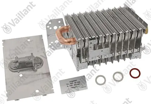 Vaillant Brenner mit mehreren Rippen aus Metall, einer Kupferrohre und einem verbundenen Bauteil. Mehrere O-Ringe sind ebenfalls sichtbar.